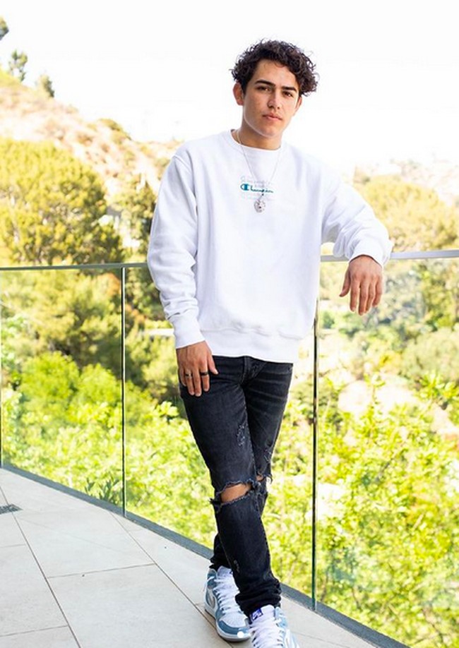 Seperti dikabarkan ABC7Chicago, Anthony Barajas dan Rylee Goodrich ditemukan dengan luka tembak oleh staf bioskop pada pukul 21.35 waktu setempat seusai menyaksikan film The Forever Purge, Senin (26/7/2021). Menurut seorang sumber, keduanya ditembak pada bagian kepala dengan teknik eksekusi. (Foto: Instagram/@itsanthonymichael)