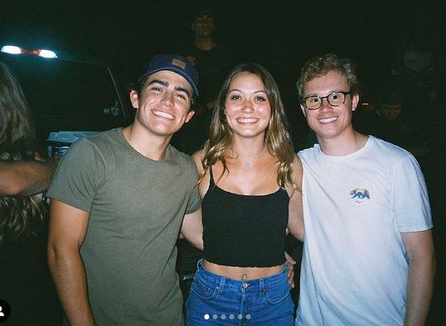 Sebuah acara doa bersama pun digelar di sana. Sementara itu, puluhan orang berkumpul di New Beginnings Community Church Norco untuk mengenang Rylee Goodrich. Hadir pula, kedua orangtua dari perempuan yang meninggal dalam usia 18 tahun itu. Di manapun dia berada, senyumnya menghangatkan suasana. Dia selalu baik kepada semua orang, kata teman Rylee, Alex Apatiga. (Foto: Instagram/@itsanthonymichael)