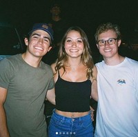 Sebuah acara doa bersama pun digelar di sana. Sementara itu, puluhan orang berkumpul di New Beginnings Community Church Norco untuk mengenang Rylee Goodrich. Hadir pula, kedua orangtua dari perempuan yang meninggal dalam usia 18 tahun itu. Di manapun dia berada, senyumnya menghangatkan suasana. Dia selalu baik kepada semua orang, kata teman Rylee, Alex Apatiga. (Foto: Instagram/@itsanthonymichael)