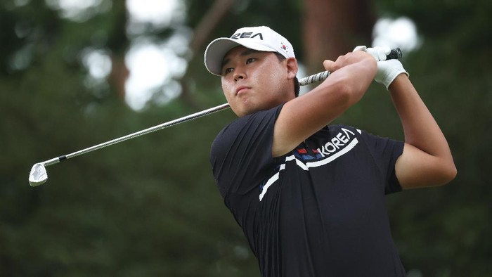 KAWAGOE, JAPAN - JULY 29: Si Woo Kim of Team South Korea plays his shot from the 16th tee during the first round of the Mens Individual Stroke Play on day six of the Tokyo 2020 Olympic Games at Kasumigaseki Country Club on July 29, 2021 in Kawagoe, Saitama, Japan. (Photo by Chris Trotman/Getty Images)