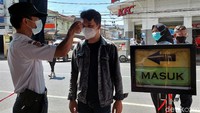 Pantauan detikcom, Minggu (1/8/2021), sebelum masuk ke dalam kawasan pasar, pengunjung yang hendak masuk harus dicek suhu tubuh dan wajib menggunakan masker.