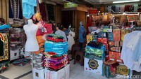 Sejumlah pedagang nampak sedang membuka kemasan pakaian di kiosnya dan merapikan barang dagangannya di atas meja. Terlihat juga sejumlah pembeli di kios milik pedagang. Rata-rata kios fashion yang banyak dikunjungi oleh para pembeli.