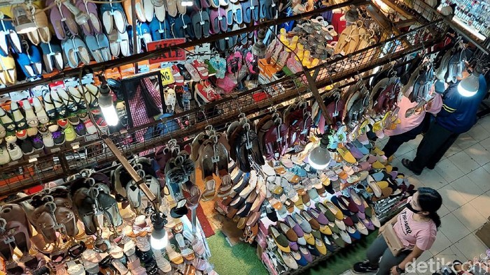 Pusat perbelanjaan Pasar Baru Trade Center Kota Bandung kembali dibuka. Meski begitu, kawasan pusat perbelanjaan itu tampak masih sepi pengunjung.