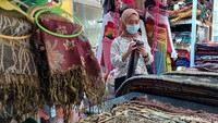 Kios yang banyak didatangi pembeli juga terlihat hanya di lantai dasar. Sedangkan di lantai satu atau dua masih terlihat sepi.