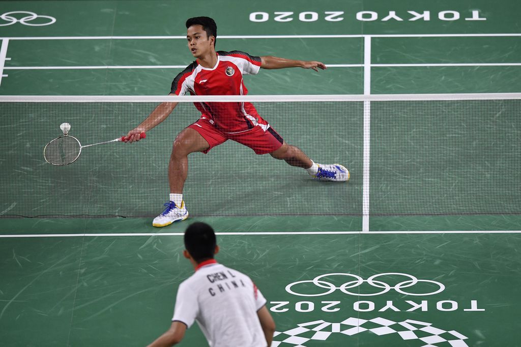Anthony Sinisuka Ginting gagal ke final bulutangkis Olimpiade Tokyo 2020. Anthony dipaksa mengakui keunggulan Chen Long dua gim langsung 16-21, 11-21.