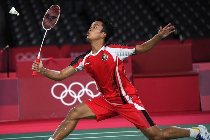 Anthony Sinisuka Ginting gagal ke final bulutangkis Olimpiade Tokyo 2020. Anthony dipaksa mengakui keunggulan Chen Long dua gim langsung 16-21, 11-21.