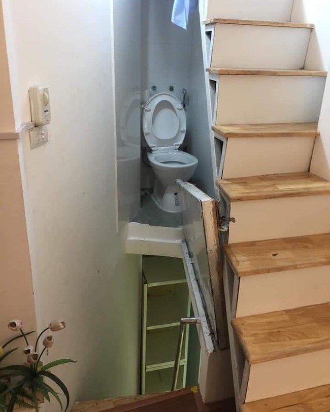 Kalau udah kebelet terus nemu toiletnya yang kayak gini gimana ya? Mau masuk ke toiletnya aja harus mikir dulu. Foto: Instagram/@sukijan.id