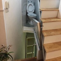 Kalau udah kebelet terus nemu toiletnya yang kayak gini gimana ya? Mau masuk ke toiletnya aja harus mikir dulu. Foto: Instagram/@sukijan.id