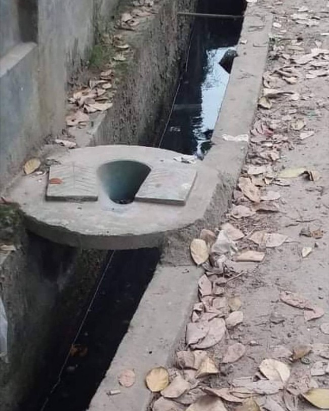 Biar pembuangannya bisa langsung, jadi toiletnya dibuat seperti ini. Tapi harus hati-hati nih, salah langkah dikit bisa-bisa kamu yang masuk ke dalam selokan. Foto: Instagram/@sukijan.id