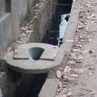 Biar pembuangannya bisa langsung, jadi toiletnya dibuat seperti ini. Tapi harus hati-hati nih, salah langkah dikit bisa-bisa kamu yang masuk ke dalam selokan. Foto: Instagram/@sukijan.id