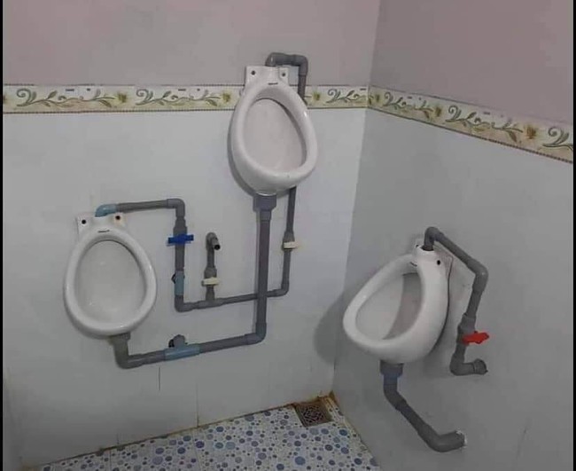 Kalau toiletnya kayak gini, yang paling atas kira-kira cara pakainya gimana ya? Idenya benar-benar cemerlang dan anti mainstream sih, tapi... Foto: Instagram/@sukijan.id