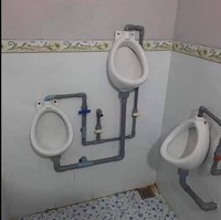 Kalau toiletnya kayak gini, yang paling atas kira-kira cara pakainya gimana ya? Idenya benar-benar cemerlang dan anti mainstream sih, tapi... Foto: Instagram/@sukijan.id