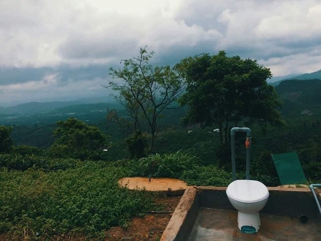 Mungkin ini yang dinamakan toilet with the view. Pemandangannya bagus sih, tapi kamu berani nggak pakai toilet yang kayak gini? Foto: Instagram/@sukijan.id