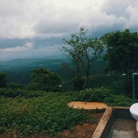 Mungkin ini yang dinamakan toilet with the view. Pemandangannya bagus sih, tapi kamu berani nggak pakai toilet yang kayak gini? Foto: Instagram/@sukijan.id