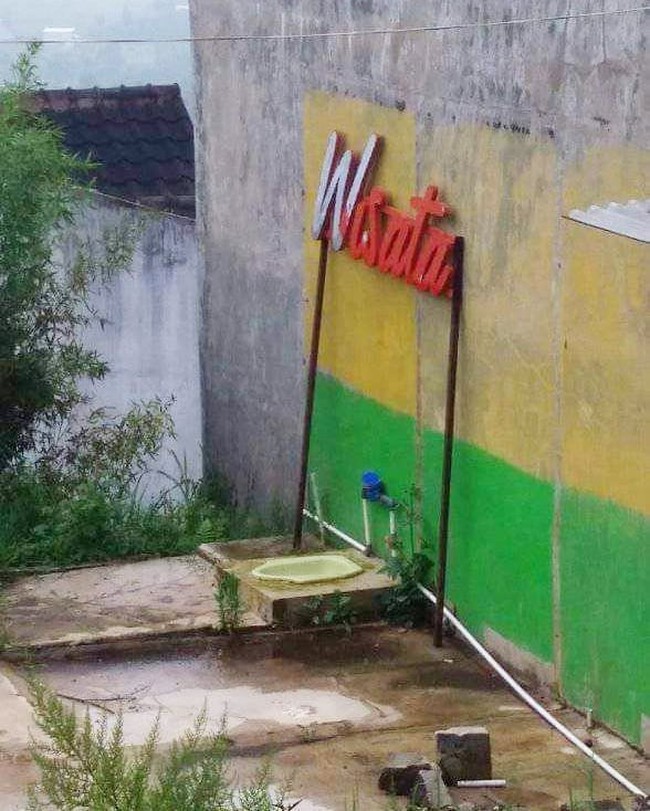 Kalau toiletnya terbuka kayak gini kira-kira siapa yang mau pakai ya? Ada yang berani coba? Foto: Instagram/@sukijan.id