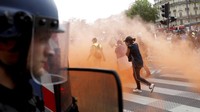 Unjuk rasa menentang kebijakan yang wajibkan warga di Prancis untuk memiliki paspor COVID-19 dalam beraktivitas berujung ricuh di kawasan Paris, Prancis, Sabtu (31/7/2021) waktu setempat. AP Photo/Adrienne Surprenant.