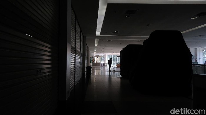 Seluruh gerai resmi Giant tutup permanen per akhir Juli 2021. Mulai hari ini, Minggu (1/8) tidak ada lagi gerai Giant yang beroperasi.