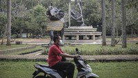 Di tutup sementara, Taman Margasatwa Ragunan pun tanpa sepi dari aktivitas para pengunjung.