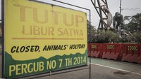 Taman Margasatwa Ragunan (TMR) tutup sementara saat pemberlakuan PPKM di Jakarta, Minggu (1/8/2021).