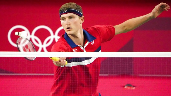 Denmarks Viktor Axelsen competes against Guatemalas Kevin Cordon during their mens singles badminton semifinal match at the 2020 Summer Olympics, Sunday, Aug. 1, 2021, in Tokyo, Japan. (AP Photo/Markus Schreiber)