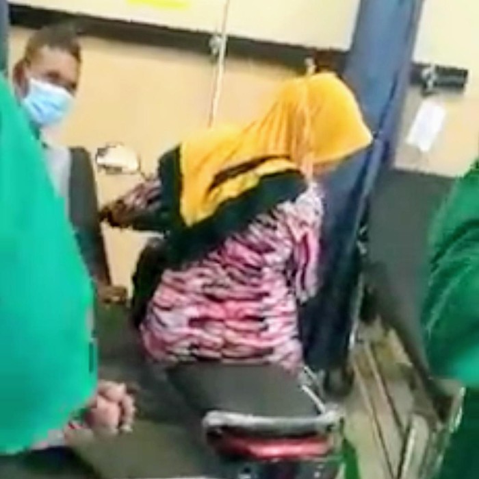 viral emak-emak masukkan motor ke igd rumah sakit