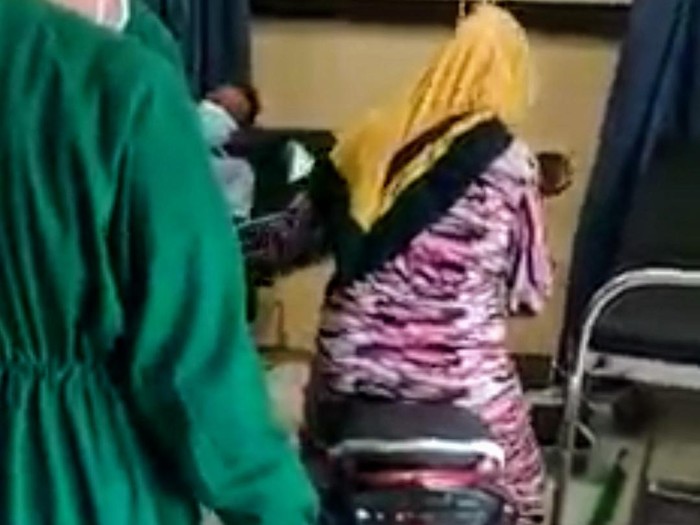 viral emak-emak masukkan motor ke igd rumah sakit