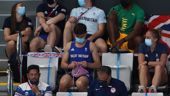 1331742060 TOKYO, JAPAN - AUGUST 01: Tom Daley of Great Britain knits as he watches the Womens 3m Springboard Final on day nine of the Tokyo 2020 Olympic Games at Tokyo Aquatics Centre on August 01, 2021 in Tokyo, Japan. (Photo by Clive Rose/Getty Images)