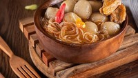 Cilok kuah isinya apa aja? Ada cilok, batagor, bihun, bumbu kuah pedas gurih. Cilok jajanan jaman baheula yang kini naik kelas. Cilok kekinian ini juga bisa jadi camilan gurih pengganjal perut. Foto : instagram @cilok_cepot
