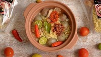 Cilok satu ini bukan disajikan dengan bumbu kacang tapi dengan kuah gurih asin. Cilok Kuah Nyi Iteung juga dilengkapi mie kuning dan sambak super pedas. Foto : instagram @cilokkuah_nyiiteung_official