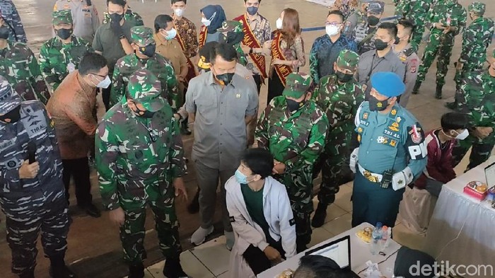 3 matra TNI keroyokan percepat vaksinasi di Sumedang