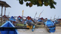 Cuaca buruk dengan gelombang tinggi yang terjadi memaksa nelayan melabuhkan 91 perahu jungkundnya di bibir pantai. 