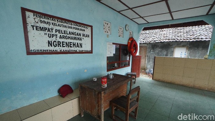 91 Perahu Nelayan Pantai Selatan Terpaksa Berlabuh, Ada Apa? Sudah sepekan lebih ratusan nelayan di Pantai Ngrenehan, Kapanewon Saptosari, Gunungkidul tidak melaut imbas cuaca buruk.