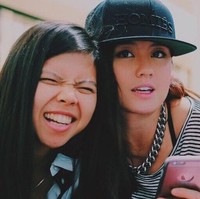 Bagi Agnez Mo, Greysia Polii adalah sahabat yang akan selalu menemani hari-harinya ketika dia ada di Indonesia. Hal itu terungkap dalam perbincangannya dengan keponakannya Chloe di acara Inbox. “Kalo di Indo, of course aunty Gea dan aunty Giel (panggilan Agnez Mo untuk Greysia Polii). So, Greysia Polii dan Gea adalah teman dekat aku banget,” ujarnya. Foto: Instagram