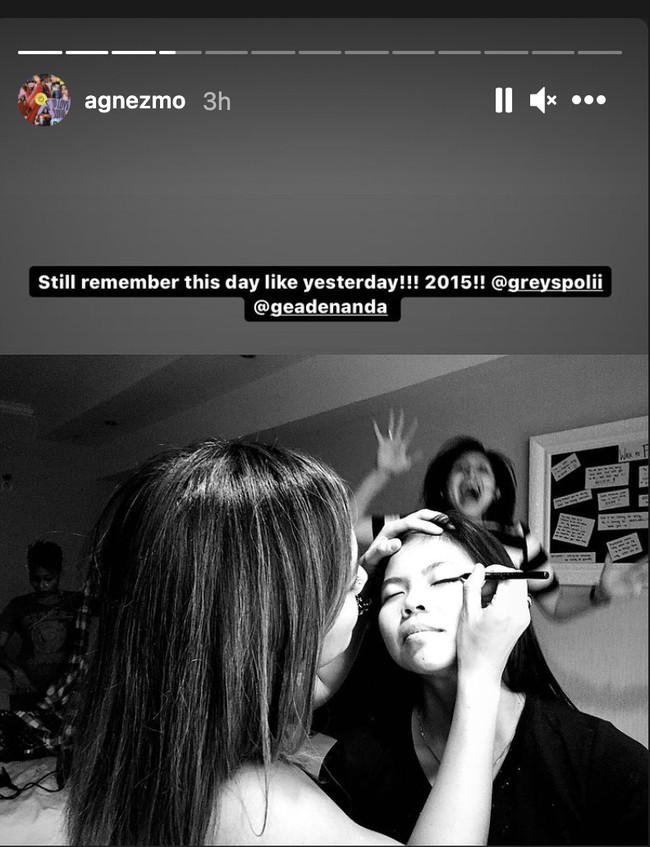 Agnez Mo mengunggah momen kebersamaannya dengan Greysia pada 2015. “Still remember this day like yesterday!!! 2015!!!,” tulis pelantun Coke Bottle itu. Foto: Instagram