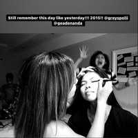 Agnez Mo mengunggah momen kebersamaannya dengan Greysia pada 2015. “Still remember this day like yesterday!!! 2015!!!,” tulis pelantun Coke Bottle itu. Foto: Instagram