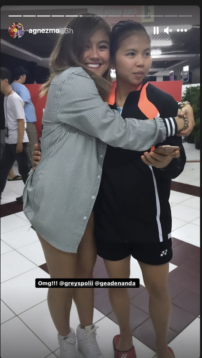 Saat Greysia Polii menang Olimpiade Tokyo 2020, Agnez Mo juga mengunggah momen ketika sang sahabat menjadi model video klipnya. Saat itu Greysia membawa poster berisi tulisan yang kini berhasil diwujudkannya. “I wanna be a world champion badminton athlete,” demikian kalimat yang tertulis di poster.Foto: Instagram