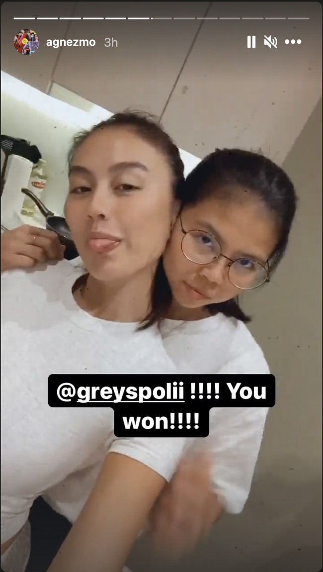 Pada unggahan lainnya Agnez Mo memperlihatkan momen dia dan Greysia Polii kompak mengenakan kaus putih. Keduanya tengah bersenda gurau. “@greysiapolii!!! You won!!!,” tulis Agnez Mo dalam videonya.Foto: Instagram