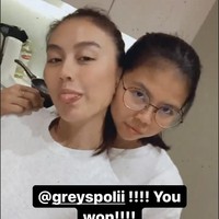 Pada unggahan lainnya Agnez Mo memperlihatkan momen dia dan Greysia Polii kompak mengenakan kaus putih. Keduanya tengah bersenda gurau. “@greysiapolii!!! You won!!!,” tulis Agnez Mo dalam videonya.Foto: Instagram