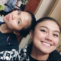 Dalam sebuah wawancara, Greysia Polii pernah mengatakan bagaimana Agnez Mo selalu mendukungnya jika dia bertanding di Tanah Air. “ Itu dilakukannya sejak saya memulai karier dulu,” kata Greysia. Foto: Instagram