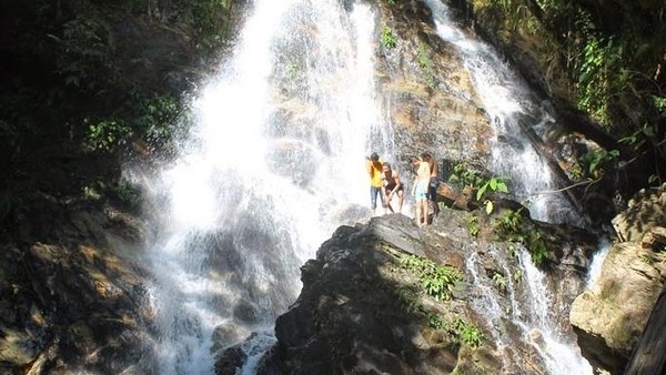 Selain itu ada Air Terjun Larowiu, yang berlokasi di Jalan Poros Wawotobi – Lasolo, Meluhu, Kabupaten Konawe. Air terjun ini memiliki bentuk yang indah, di mana air jatuh secara anggun melewati tebing dengan kemiringan sekitar 75 derajat. Dok.Idblogpacker  Selain itu ada Air Terjun Larowiu, yang berlokasi di Jalan Poros Wawotobi – Lasolo, Meluhu, Kabupaten Konawe. Air terjun ini memiliki bentuk yang indah, di mana air jatuh secara anggun melewati tebing dengan kemiringan sekitar 75 derajat. Dok.Idblogpacker Â