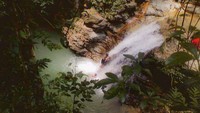 Air Terjun Sanua adalah destinasi wisata alam yang berlokasi di Desa Waworaha, Kecamatan Soropia. Untuk menikmati keindahan air terjun yang satu ini, para pengunjung harus berjalan kaki sejuah 2 km melewati perkebunan durian dan hutan yang masih asri. Dok.asrulkarim.blogspot.com  