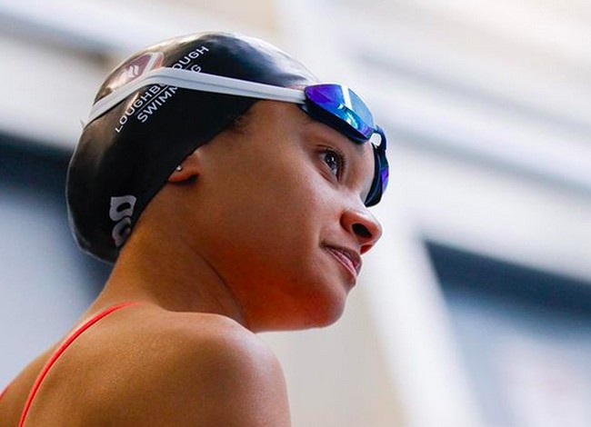 Namun jelang penampilan perdananya di Olimpiade, atlet 24 tahun itu mendapat kabar tak terduga. Topi renang yang biasa dipakainya itu dilarang di Olimpiade Tokyo 2020 karena tak sesuai standar Federasi Renang Internasional atau FINA. (Foto: Instagram/@alicedearingx)