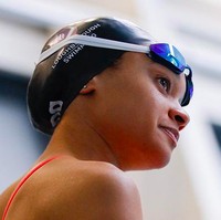 Namun jelang penampilan perdananya di Olimpiade, atlet 24 tahun itu mendapat kabar tak terduga. Topi renang yang biasa dipakainya itu dilarang di Olimpiade Tokyo 2020 karena tak sesuai standar Federasi Renang Internasional atau FINA. (Foto: Instagram/@alicedearingx)