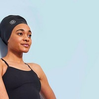 Februari lalu, Alice Dearing juga ditunjuk sebagai brand ambassador Soul Cap. Ia merasa bangga karena dapat mewakili merek yang sangat menaruh perhatian pada isu di kalangan komunitas kulit hitam sekaligus mematahkan mitos tentang peralatan renang yang tidak bisa inklusif. (Foto: Instagram/@alicedearingx)