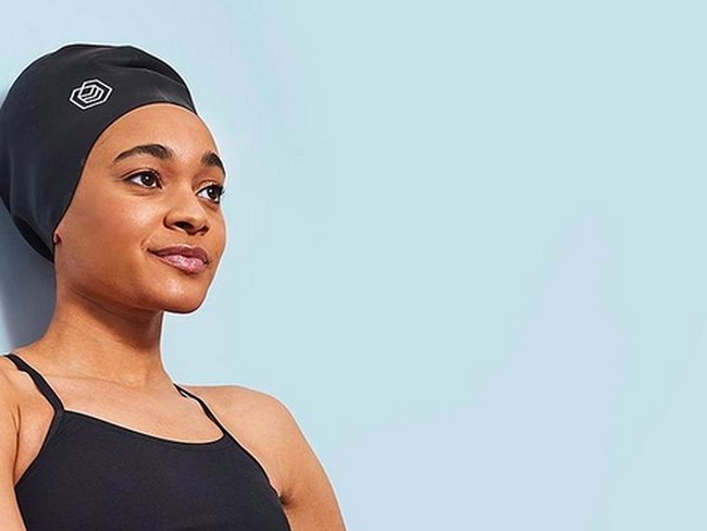 Februari lalu, Alice Dearing juga ditunjuk sebagai brand ambassador Soul Cap. Ia merasa bangga karena dapat mewakili merek yang sangat menaruh perhatian pada isu di kalangan komunitas kulit hitam sekaligus mematahkan mitos tentang peralatan renang yang tidak bisa inklusif. (Foto: Instagram/@alicedearingx)