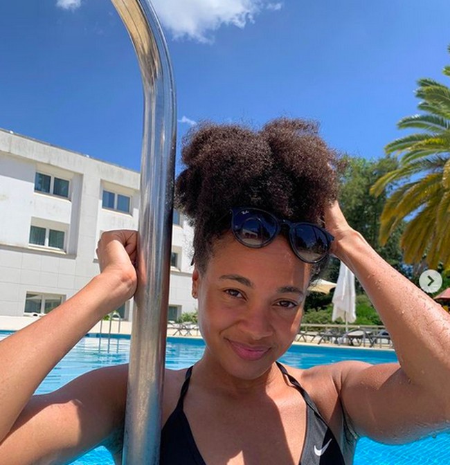 Sebagai perempuan keturunan Ghana, Alice dikaruniai rambut alami khas Afro yang keriting dan megar. Topi renang biasa yang beredar di pasaran tak muat untuk kepala dengan rambut sepertinya. Oleh karena itu, ia harus mengenakan topi renang yang memang khusus didesain untuk model rambut bervolume, kepang dan gimbal. (Foto: Instagram/@alicedearingx)