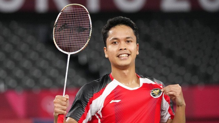 Indonesias Anthony Sinisuka Ginting celebrates after winning against Guatemalas Kevin Cordon during mens singles bronze medal Badminton match at the 2020 Summer Olympics, Monday, Aug. 2, 2021, in Tokyo, Japan. (AP Photo/Markus Schreiber)