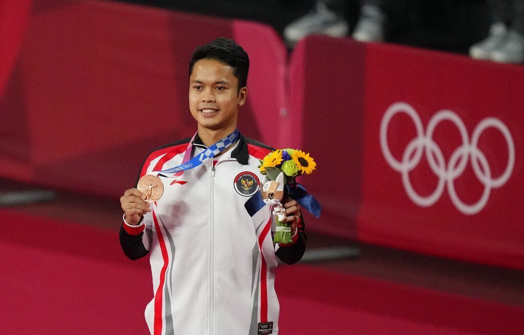 Bronze medalist Indonesia's Anthony Sinisuka Ginting celebrate during the medal ceremony of men's singles Badminton at the 2020 Summer Olympics, Monday, Aug. 2, 2021, in Tokyo, Japan. (AP Photo/Dita Alangkara)