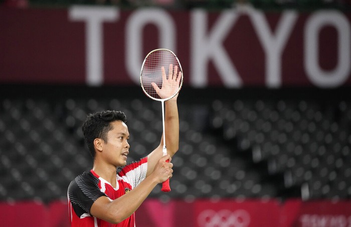 Indonesias Anthony Sinisuka Ginting celebrates after winning against Guatemalas Kevin Cordon during mens singles bronze medal Badminton match at the 2020 Summer Olympics, Monday, Aug. 2, 2021, in Tokyo, Japan. (AP Photo/Markus Schreiber)