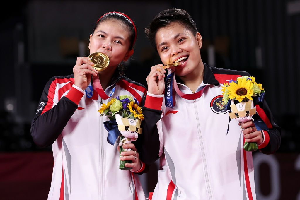 Apriyani Rahayu, Greysia Polii CHOFU, JAPAN - AUGUST 02: Gold medalists Greysia Polii(left) and Apriyani Rahayu of Team Indonesia pose on the podium during the medal ceremony for the Women's Doubles badminton event on day ten of the Tokyo 2020 Olympic Games at Musashino Forest Sport Plaza on August 02, 2021 in Chofu, Tokyo, Japan. (Photo by Lintao Zhang/Getty Images)